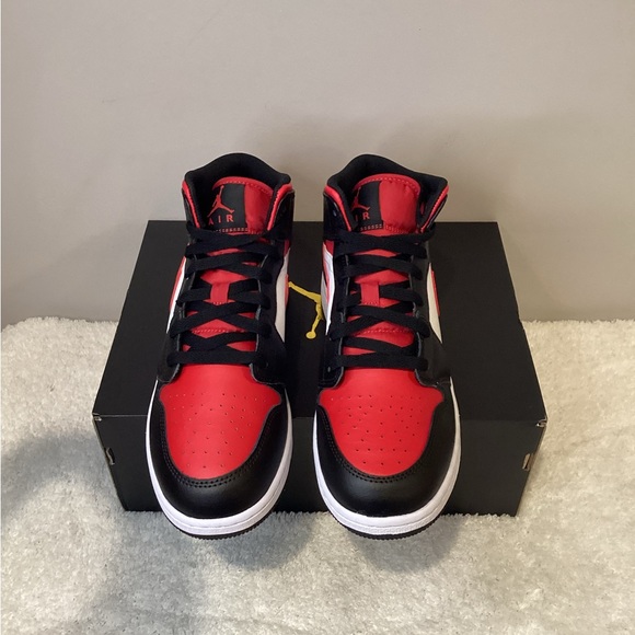 Air Jordan 1 Mid - Picture 2 of 12